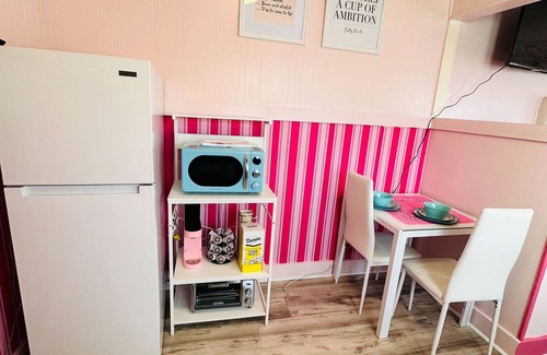 Russell Condo | Think Pink: 1 Bed/1Bath/Kitch/Deck/Grill/Laundry/Firepit-Up to 4pp-Pet Friendly