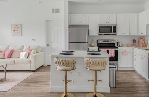 Kissimmee Apartment | Think Pink in Kissimmee - Gorgeous 2BD with free WIFI, free parking and more!!