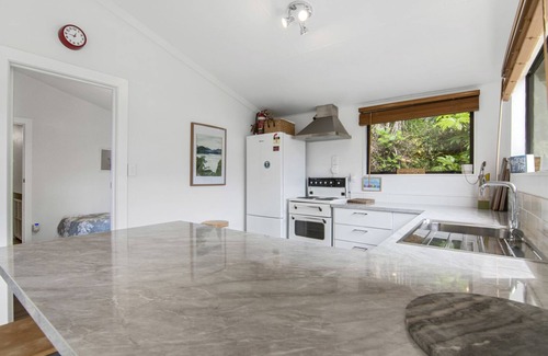 Havelock House | Thirsty Weta Belvue - Havelock Holiday Home
