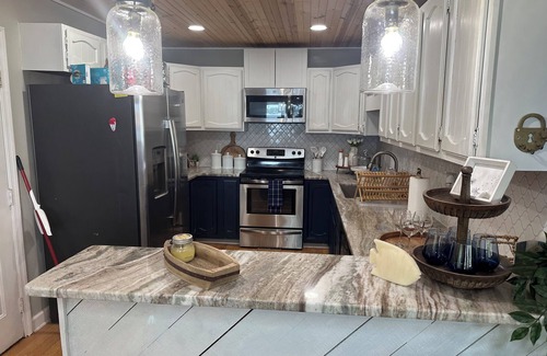 Cook Springs House | This 4 bedroom, 4 bath home sits on a peaceful cove on Logan Martin Laken nn