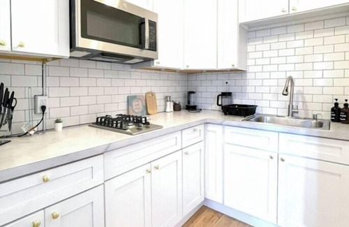 East Avenue Apartment | This apartment is a 0 bedroom(s), 1 bathrooms, located in Rochester, NY.