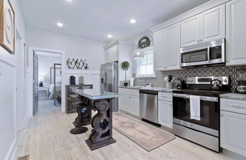 Downtown Apartment | This apartment is a 1 bedroom(s), 1 bathrooms, located in Hampton, VA.