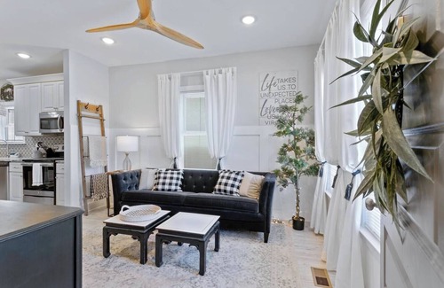 Downtown Apartment | This apartment is a 1 bedroom(s), 1 bathrooms, located in Hampton, VA.