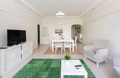 Ortakoy Apartment | This apartment is a 3 bedroom(s), 1.5 bathrooms, located in Beşiktaş, İstanbul.