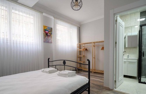 Ortakoy Apartment | This apartment is a 3 bedroom(s), 1.5 bathrooms, located in Beşiktaş, İstanbul.