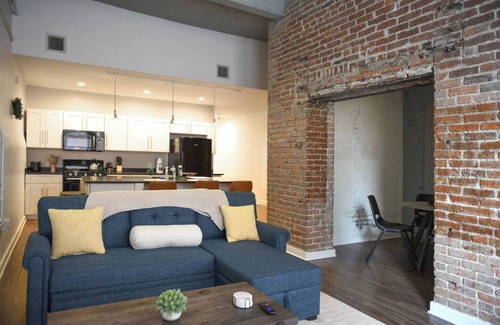 Cultural District Apartment | This apartment is a 1 bedroom(s), 1 bathrooms, located in Pittsburgh, PA.