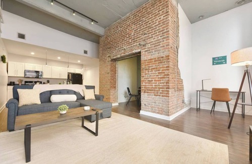 Cultural District Apartment | This apartment is a 1 bedroom(s), 1 bathrooms, located in Pittsburgh, PA.