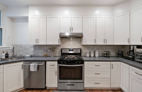 Inner Richmond Apartment | This apartment is a 2 bedroom(s), 1 bathrooms, located in San Francisco, CA.
