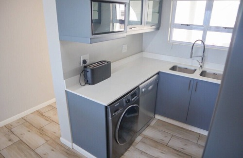 Ballito Apartment | This apartment is a 3 bedroom(s), 2 bathrooms, located in Dolphin Coast, KwaZulu-Natal.