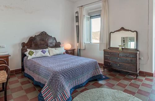 El Pedroso House | This attractive vacation home is the ideal place for a nice and relaxing vacation.