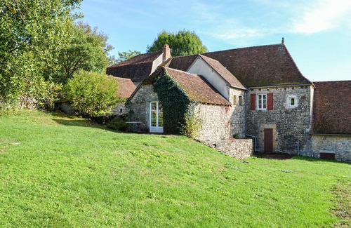 Mayrinhac-Lentour House | This beautiful stone farmhouse welcomes you in a small hamlet in the peaceful countryside.