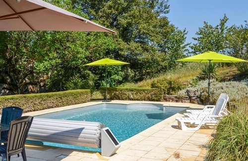 Mayrinhac-Lentour House | This beautiful stone farmhouse welcomes you in a small hamlet in the peaceful countryside.