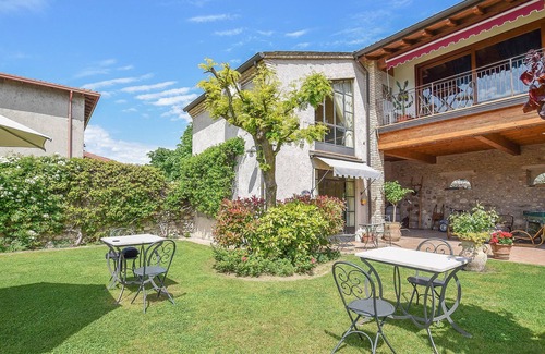 Castellaro Lagusello Apartment | This beautiful vacation apartment on two floors overlooks the courtyard of a stone house from 1785.
