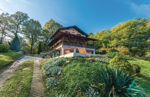 Petrinja House | This beautiful vacation home is located on a hill above the town of Petrinja.