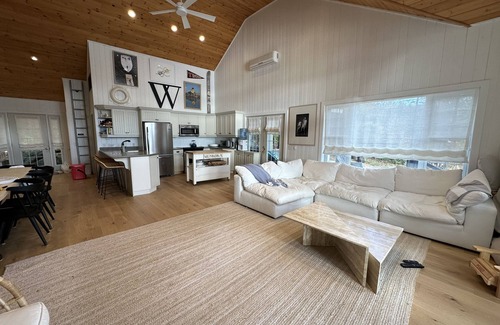 Muskoka Lakes Cottage | This Breathtaking Lake Muskoka beauty has it all!