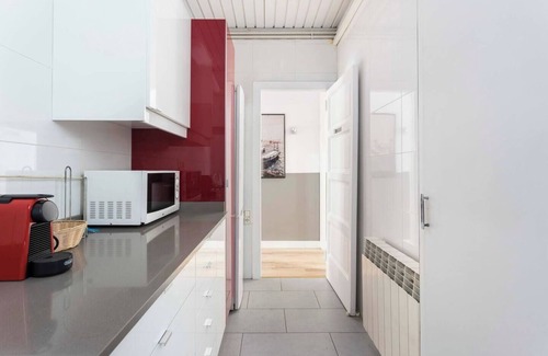 El Guinardo Apartment | This bright designed apartment is the perfect base to discover Barcelona and experience all his charms while staying in a central location. Just 20 mins walking from Sagrada Familia.