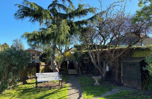 Broadstairs House | This bungalow is a 2 bedroom(s), 1 bathrooms, located in Broadstairs, England.