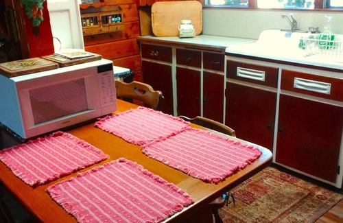 Bass Lake Cabin | This cabin is a 4 bedroom(s), 2 bathrooms, located in Bass Lake, CA.