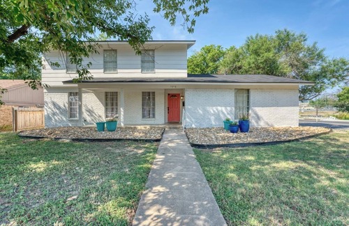 North Austin Civic Association House | This centrally located 4BR 2.5Bath home is complemented by vintage touches and amenities