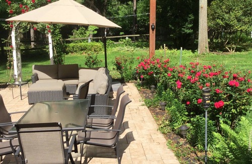 Warrenton House | This charming and spacious home on 1.5 acres.SLEEPS 16 and 35 NEARBY COTTAGE