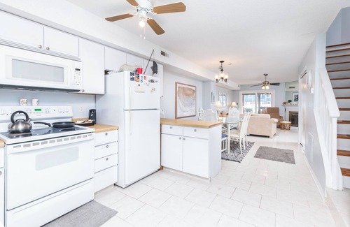 Heron Harbour Isle Condo | This charming vacation rental is ideally situated just moments from Northside Park!
