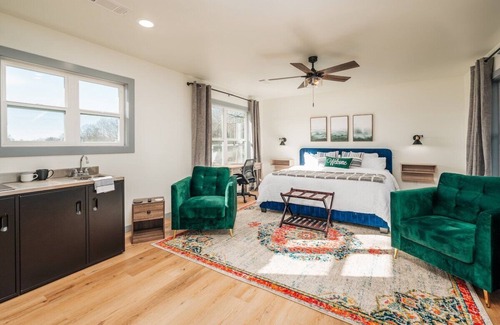 Starkville House | This completely renovated guest house sits on 7 acres of beautiful countryside