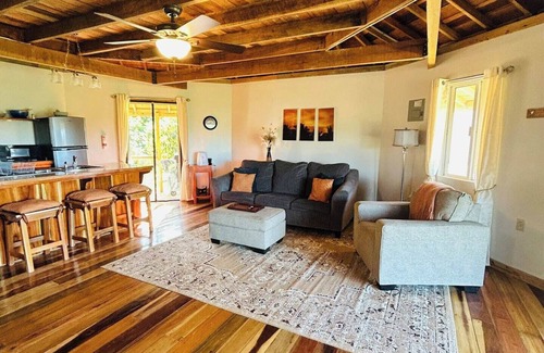 Alta Vista Cottage | This cottage is a 1 bedroom(s), 1 bathrooms, located in Hummingbird Ridge, Hummingbird Highway.