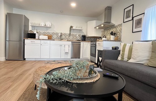 Fort Pierce House | This Cozy Cottage is located a few minutes from the downtown area and the beach.