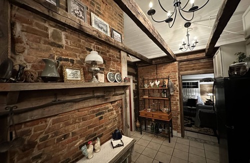 Charles Town House | This cozy home takes you back in history to 1750 while enjoying modern luxuries.