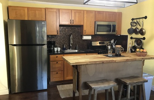 Camas Cottage | This cute well appointed cottage in quiet Camas, WA is just mins away from PDX