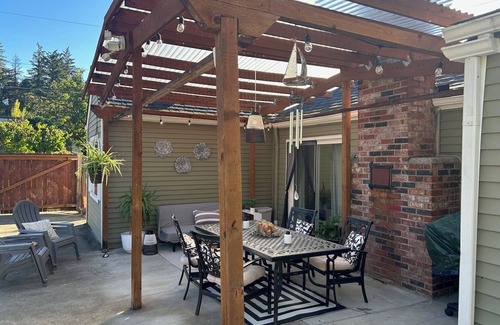 Camas Cottage | This cute well appointed cottage in quiet Camas, WA is just mins away from PDX