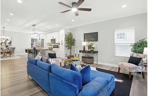 Norfolk House | This gorgeous Larchmont cozy cottage will amaze you!