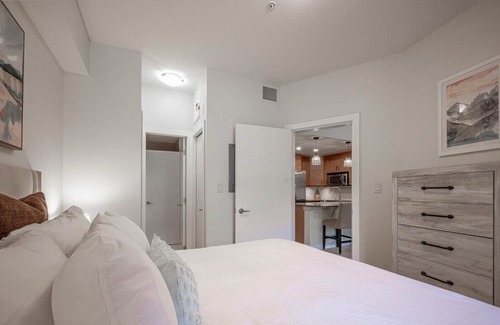 Vernon Condo | This ground-floor unit overlooks the quiet greenspace at the side and comes fully furnished!