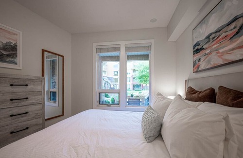 Vernon Condo | This ground-floor unit overlooks the quiet greenspace at the side and comes fully furnished!
