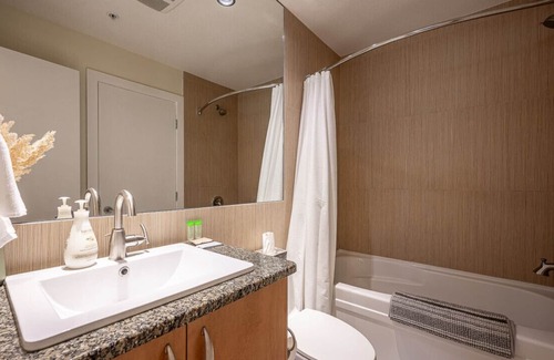 Vernon Condo | This ground-floor unit overlooks the quiet greenspace at the side and comes fully furnished!