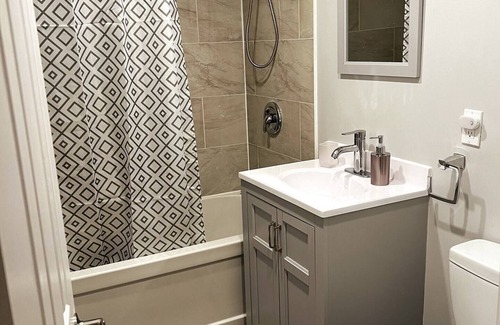 Peterborough House | This guest house is a 2 bedroom(s), 1 bathrooms, located in Peterborough, ON.