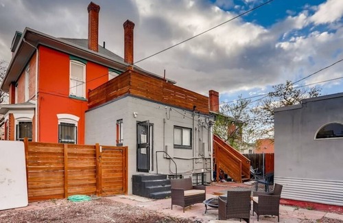 Baker Apartment | This guest suite is a 1 bedroom(s), 1 bathrooms, located in Denver, CO.