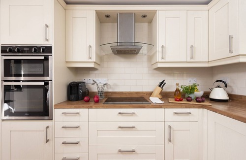 Truro House | This holiday home is situated right on the water’s edge within the Malpas Marina