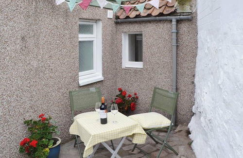 Ceres Cottage | This holiday property makes for a great romantic getaway.