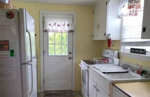 Stone Harbor Cottage | This home is situated close to the Bird Sanctuary, Clarke's Market and a seafood market and breakfast eatery. Just a quick walk to the beach.