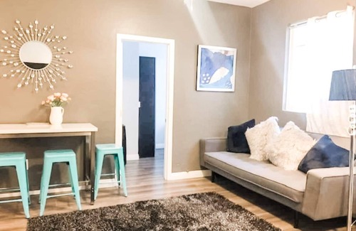 Pacific Terrace Hotel | This hotel is a 2 bedroom(s), 1 bathrooms, located in San Diego, CA.