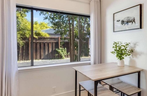 Shoreline West House | This house is a 1 bedroom(s), 1 bathrooms, located in Mountain View, CA.