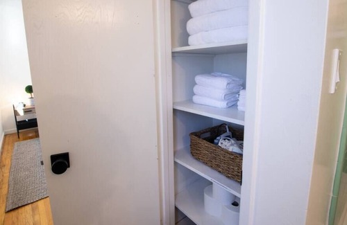 Shoreline West House | This house is a 1 bedroom(s), 1 bathrooms, located in Mountain View, CA.