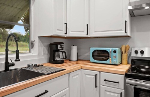 Fort Myers Shores House | This house is a 2 bedroom(s), 2 bathrooms, located in Fort Myers, FL.