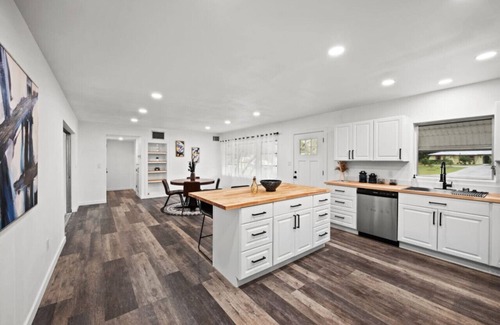 Fort Myers Shores House | This house is a 2 bedroom(s), 2 bathrooms, located in Fort Myers, FL.