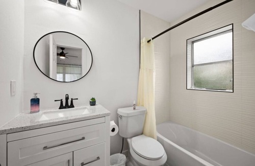 Fort Myers Shores House | This house is a 2 bedroom(s), 2 bathrooms, located in Fort Myers, FL.
