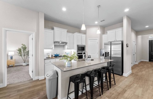 Keller House | This house is a 2 bedroom(s), 2 bathrooms, located in Fort Worth, TX.