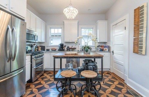 Lexington House | This house is a 2 bedroom(s), 2 bathrooms, located in Lexington, KY.