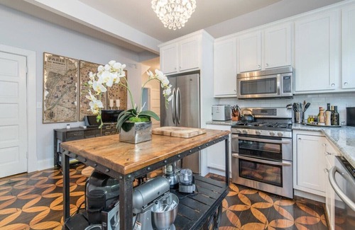 Lexington House | This house is a 2 bedroom(s), 2 bathrooms, located in Lexington, KY.