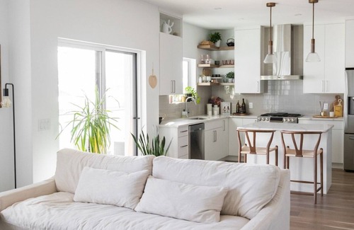 South Central House | This house is a 2 bedroom(s), 2.5 bathrooms, located in Kelowna, BC.